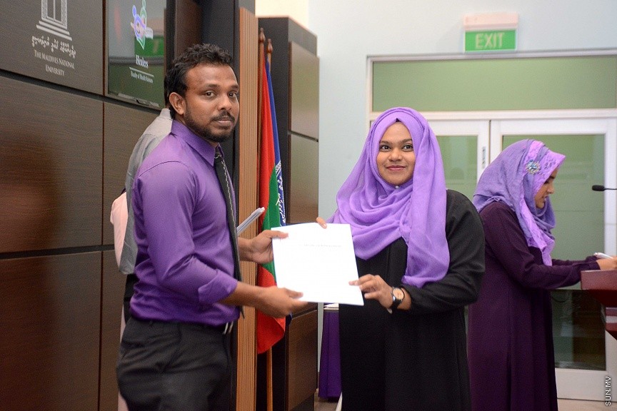 ފެބްރުއަރީ 25، 2017: އެމްއެންޔޫއެސްޔޫގެ ވިންގްތަކަށް ހޮވުނު ފަރާތްތަކަށް ލިޔުން ހަވާލުކުރުމަށް ބޭއްވި ހަފްލާގެ ތެރެއިން --- ސަން ފޮޓޯ/ ފަޔާޒު މޫސާ