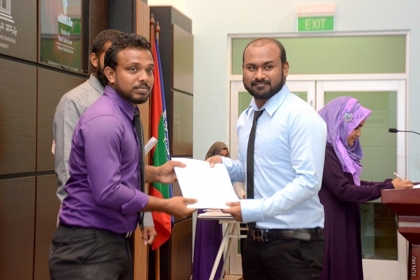 ފެބްރުއަރީ 25، 2017: އެމްއެންޔޫއެސްޔޫގެ ވިންގްތަކަށް ހޮވުނު ފަރާތްތަކަށް ލިޔުން ހަވާލުކުރުމަށް ބޭއްވި ހަފްލާގެ ތެރެއިން --- ސަން ފޮޓޯ/ ފަޔާޒު މޫސާ