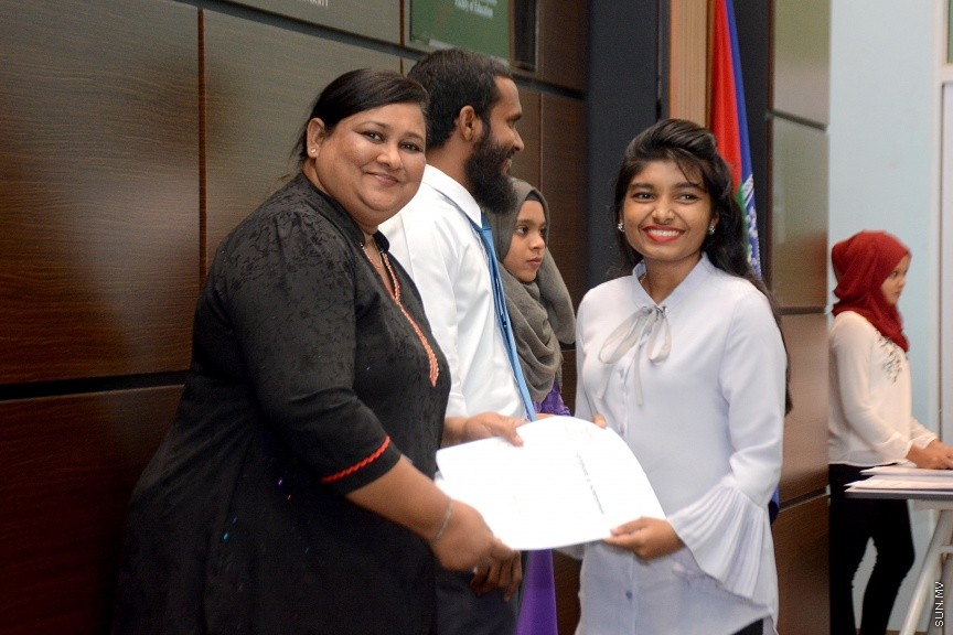 ފެބްރުއަރީ 25، 2017: އެމްއެންޔޫއެސްޔޫގެ ވިންގްތަކަށް ހޮވުނު ފަރާތްތަކަށް ލިޔުން ހަވާލުކުރުމަށް ބޭއްވި ހަފްލާގެ ތެރެއިން --- ސަން ފޮޓޯ/ ފަޔާޒު މޫސާ