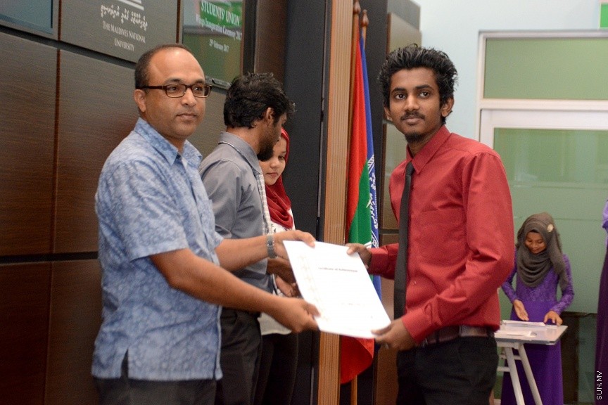 ފެބްރުއަރީ 25، 2017: އެމްއެންޔޫއެސްޔޫގެ ވިންގްތަކަށް ހޮވުނު ފަރާތްތަކަށް ލިޔުން ހަވާލުކުރުމަށް ބޭއްވި ހަފްލާގެ ތެރެއިން --- ސަން ފޮޓޯ/ ފަޔާޒު މޫސާ