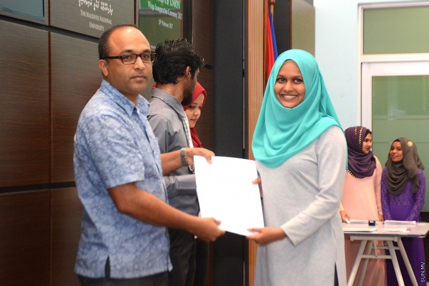 ފެބްރުއަރީ 25، 2017: އެމްއެންޔޫއެސްޔޫގެ ވިންގްތަކަށް ހޮވުނު ފަރާތްތަކަށް ލިޔުން ހަވާލުކުރުމަށް ބޭއްވި ހަފްލާގެ ތެރެއިން --- ސަން ފޮޓޯ/ ފަޔާޒު މޫސާ