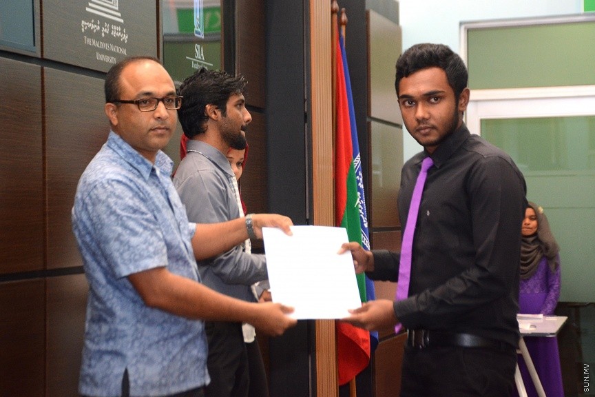 ފެބްރުއަރީ 25، 2017: އެމްއެންޔޫއެސްޔޫގެ ވިންގްތަކަށް ހޮވުނު ފަރާތްތަކަށް ލިޔުން ހަވާލުކުރުމަށް ބޭއްވި ހަފްލާގެ ތެރެއިން --- ސަން ފޮޓޯ/ ފަޔާޒު މޫސާ