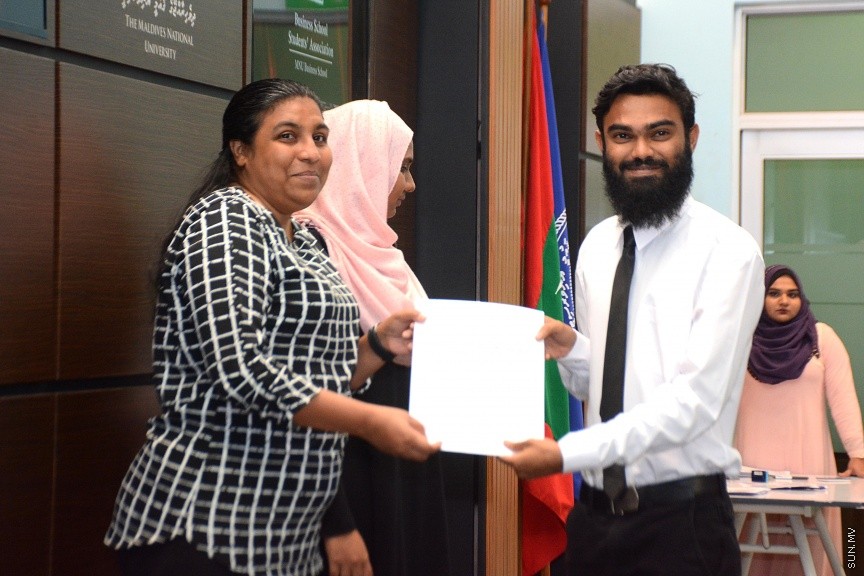 ފެބްރުއަރީ 25، 2017: އެމްއެންޔޫއެސްޔޫގެ ވިންގްތަކަށް ހޮވުނު ފަރާތްތަކަށް ލިޔުން ހަވާލުކުރުމަށް ބޭއްވި ހަފްލާގެ ތެރެއިން --- ސަން ފޮޓޯ/ ފަޔާޒު މޫސާ