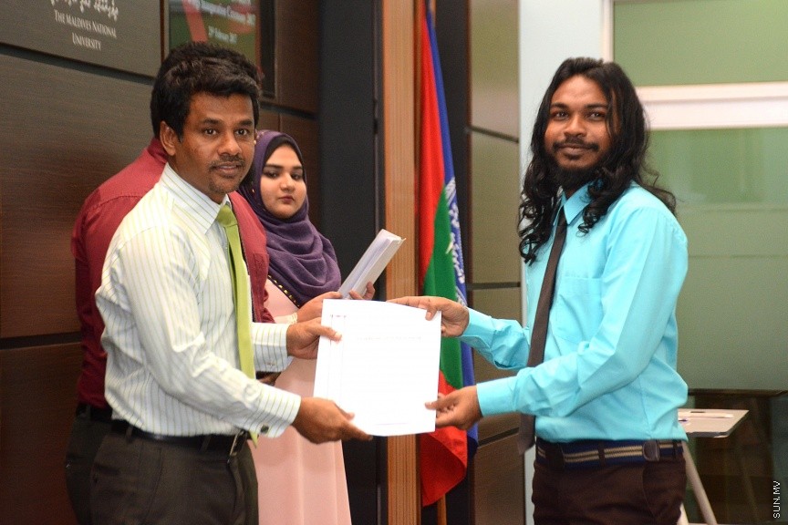 ފެބްރުއަރީ 25، 2017: އެމްއެންޔޫއެސްޔޫގެ ވިންގްތަކަށް ހޮވުނު ފަރާތްތަކަށް ލިޔުން ހަވާލުކުރުމަށް ބޭއްވި ހަފްލާގެ ތެރެއިން --- ސަން ފޮޓޯ/ ފަޔާޒު މޫސާ