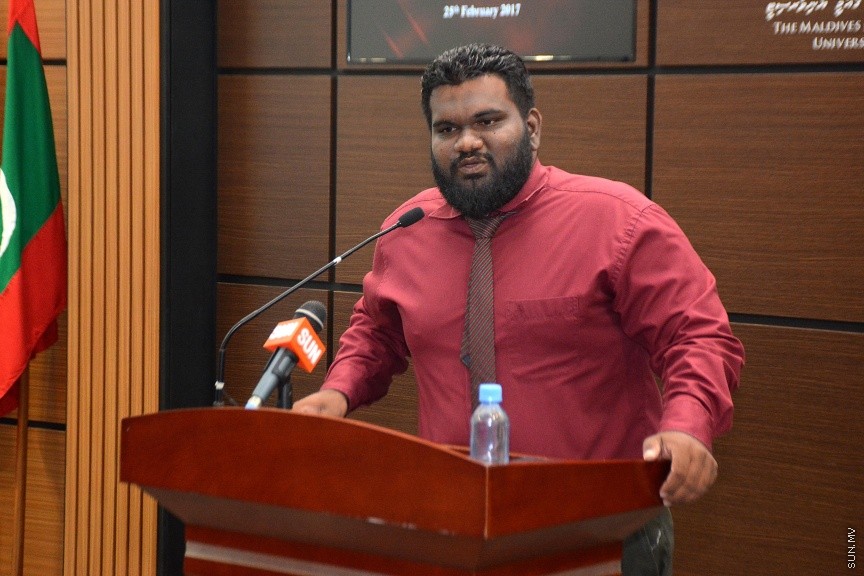 ފެބްރުއަރީ 25، 2017: އެމްއެންޔޫއެސްޔޫގެ ވިންގްތަކަށް ހޮވުނު ފަރާތްތަކަށް ލިޔުން ހަވާލުކުރުމަށް ބޭއްވި ހަފްލާގެ ތެރެއިން --- ސަން ފޮޓޯ/ ފަޔާޒު މޫސާ