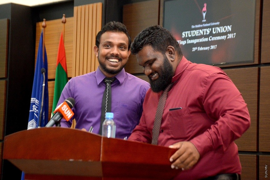 ފެބްރުއަރީ 25، 2017: އެމްއެންޔޫއެސްޔޫގެ ވިންގްތަކަށް ހޮވުނު ފަރާތްތަކަށް ލިޔުން ހަވާލުކުރުމަށް ބޭއްވި ހަފްލާގެ ތެރެއިން --- ސަން ފޮޓޯ/ ފަޔާޒު މޫސާ