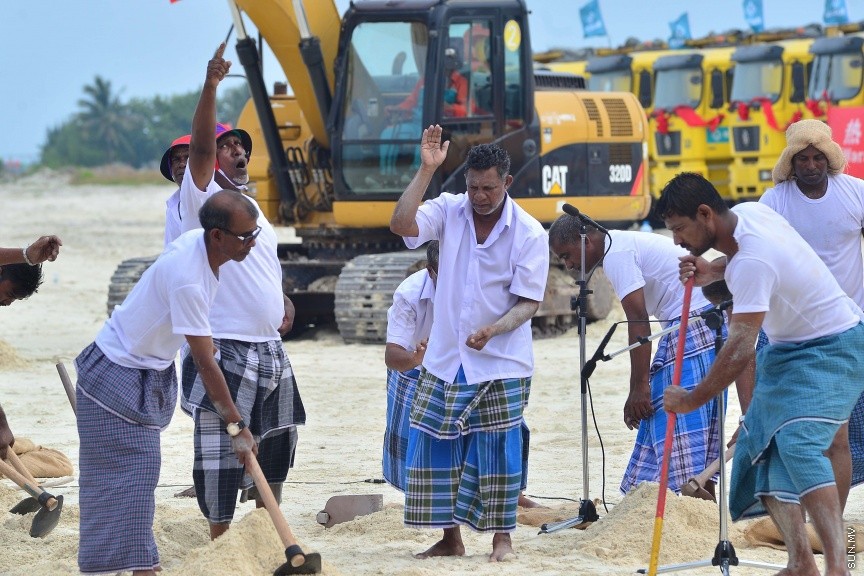 ފެބްރުއަރީ 27، 2017: ވެލާނާ އިންޓަނޭޝަނަލް އެއާޕޯޓުގައި ތަރައްގީ ކުރާ އާ ރަންވޭ އެޅުމުގެ އަމަލީ މަސައްކަތް ރަސްމީކޮށް ފެށުމަށް ވެލާނާ އިންޓަނޭޝަނަލް އެއާޕޯޓުގެ އާ ރަންވޭ ހަދާ ސަރަހައްދުގައި ބޭއްވި ރަސްމިއްޔާތުގެ ތެރެއިން -- ސަން ފޮޓޯ/ ފަޔާޒު މޫސާ
