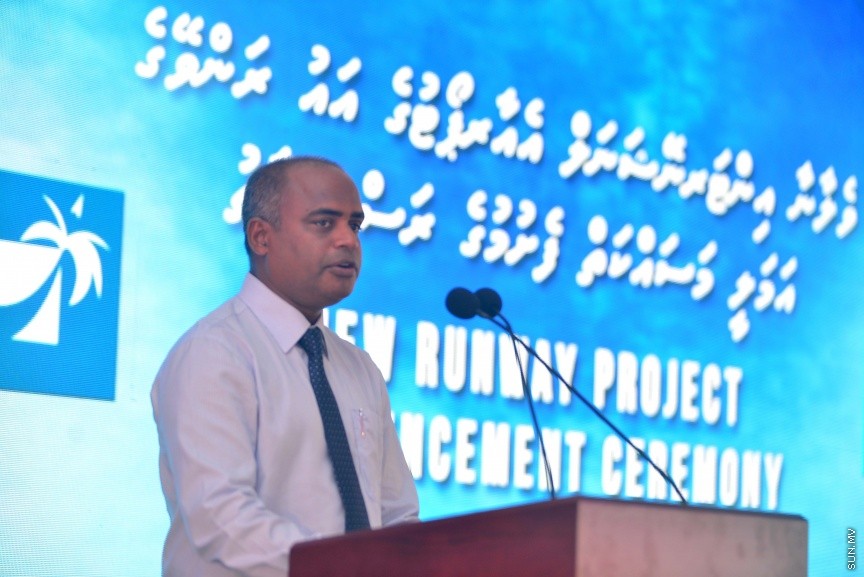 ފެބްރުއަރީ 27، 2017: ވެލާނާ އިންޓަނޭޝަނަލް އެއާޕޯޓުގައި ތަރައްގީ ކުރާ އާ ރަންވޭ އެޅުމުގެ އަމަލީ މަސައްކަތް ރަސްމީކޮށް ފެށުމަށް ވެލާނާ އިންޓަނޭޝަނަލް އެއާޕޯޓުގެ އާ ރަންވޭ ހަދާ ސަރަހައްދުގައި ބޭއްވި ރަސްމިއްޔާތުގެ ތެރެއިން -- ސަން ފޮޓޯ/ ފަޔާޒު މޫސާ