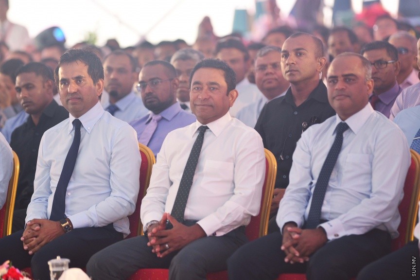 ފެބްރުއަރީ 27، 2017: ވެލާނާ އިންޓަނޭޝަނަލް އެއާޕޯޓުގައި ތަރައްގީ ކުރާ އާ ރަންވޭ އެޅުމުގެ އަމަލީ މަސައްކަތް ރަސްމީކޮށް ފެށުމަށް ވެލާނާ އިންޓަނޭޝަނަލް އެއާޕޯޓުގެ އާ ރަންވޭ ހަދާ ސަރަހައްދުގައި ބޭއްވި ރަސްމިއްޔާތުގެ ތެރެއިން -- ސަން ފޮޓޯ/ ފަޔާޒު މޫސާ