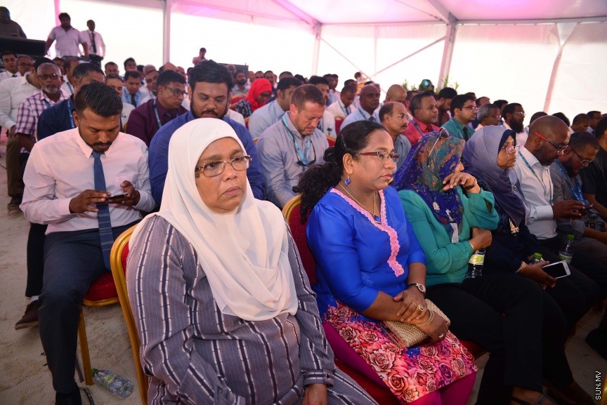 ފެބްރުއަރީ 27، 2017: ވެލާނާ އިންޓަނޭޝަނަލް އެއާޕޯޓުގައި ތަރައްގީ ކުރާ އާ ރަންވޭ އެޅުމުގެ އަމަލީ މަސައްކަތް ރަސްމީކޮށް ފެށުމަށް ވެލާނާ އިންޓަނޭޝަނަލް އެއާޕޯޓުގެ އާ ރަންވޭ ހަދާ ސަރަހައްދުގައި ބޭއްވި ރަސްމިއްޔާތުގެ ތެރެއިން -- ސަން ފޮޓޯ/ ފަޔާޒު މޫސާ
