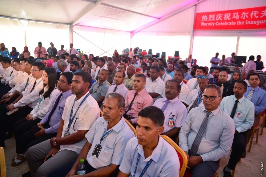ފެބްރުއަރީ 27، 2017: ވެލާނާ އިންޓަނޭޝަނަލް އެއާޕޯޓުގައި ތަރައްގީ ކުރާ އާ ރަންވޭ އެޅުމުގެ އަމަލީ މަސައްކަތް ރަސްމީކޮށް ފެށުމަށް ވެލާނާ އިންޓަނޭޝަނަލް އެއާޕޯޓުގެ އާ ރަންވޭ ހަދާ ސަރަހައްދުގައި ބޭއްވި ރަސްމިއްޔާތުގެ ތެރެއިން -- ސަން ފޮޓޯ/ ފަޔާޒު މޫސާ