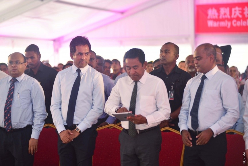 ފެބްރުއަރީ 27، 2017: ވެލާނާ އިންޓަނޭޝަނަލް އެއާޕޯޓުގައި ތަރައްގީ ކުރާ އާ ރަންވޭ އެޅުމުގެ އަމަލީ މަސައްކަތް ރަސްމީކޮށް ފެށުމަށް ވެލާނާ އިންޓަނޭޝަނަލް އެއާޕޯޓުގެ އާ ރަންވޭ ހަދާ ސަރަހައްދުގައި ބޭއްވި ރަސްމިއްޔާތުގެ ތެރެއިން -- ސަން ފޮޓޯ/ ފަޔާޒު މޫސާ