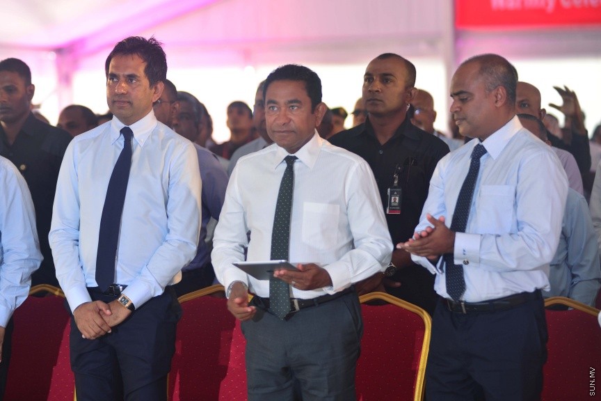 ފެބްރުއަރީ 27، 2017: ވެލާނާ އިންޓަނޭޝަނަލް އެއާޕޯޓުގައި ތަރައްގީ ކުރާ އާ ރަންވޭ އެޅުމުގެ އަމަލީ މަސައްކަތް ރަސްމީކޮށް ފެށުމަށް ވެލާނާ އިންޓަނޭޝަނަލް އެއާޕޯޓުގެ އާ ރަންވޭ ހަދާ ސަރަހައްދުގައި ބޭއްވި ރަސްމިއްޔާތުގެ ތެރެއިން -- ސަން ފޮޓޯ/ ފަޔާޒު މޫސާ