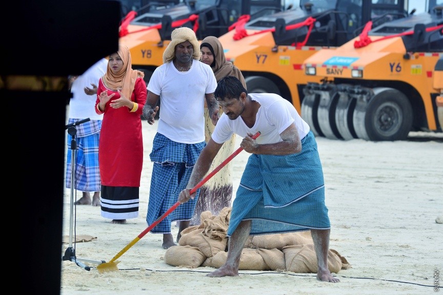 ފެބްރުއަރީ 27، 2017: ވެލާނާ އިންޓަނޭޝަނަލް އެއާޕޯޓުގައި ތަރައްގީ ކުރާ އާ ރަންވޭ އެޅުމުގެ އަމަލީ މަސައްކަތް ރަސްމީކޮށް ފެށުމަށް ވެލާނާ އިންޓަނޭޝަނަލް އެއާޕޯޓުގެ އާ ރަންވޭ ހަދާ ސަރަހައްދުގައި ބޭއްވި ރަސްމިއްޔާތުގެ ތެރެއިން -- ސަން ފޮޓޯ/ ފަޔާޒު މޫސާ