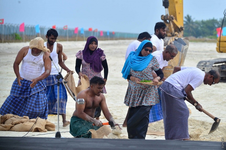 ފެބްރުއަރީ 27، 2017: ވެލާނާ އިންޓަނޭޝަނަލް އެއާޕޯޓުގައި ތަރައްގީ ކުރާ އާ ރަންވޭ އެޅުމުގެ އަމަލީ މަސައްކަތް ރަސްމީކޮށް ފެށުމަށް ވެލާނާ އިންޓަނޭޝަނަލް އެއާޕޯޓުގެ އާ ރަންވޭ ހަދާ ސަރަހައްދުގައި ބޭއްވި ރަސްމިއްޔާތުގެ ތެރެއިން -- ސަން ފޮޓޯ/ ފަޔާޒު މޫސާ