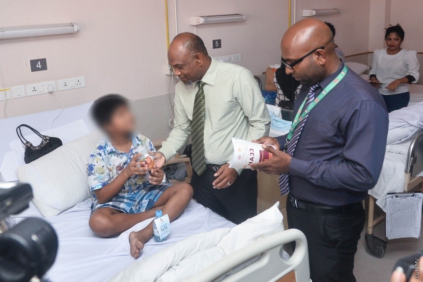 05 މާޗް 2017: ހައްޖު ކޯޕަރޭޝަނުން އައިޖީއެމްއެޗްގައި އެޑްމިޓް ކޮއްފައި ތިބި  ކުދިންނާ ބައްދަލު ކުރަނީ---ސަން ފޮޓޯ/ މުހައްމަދު އަފްރާހް