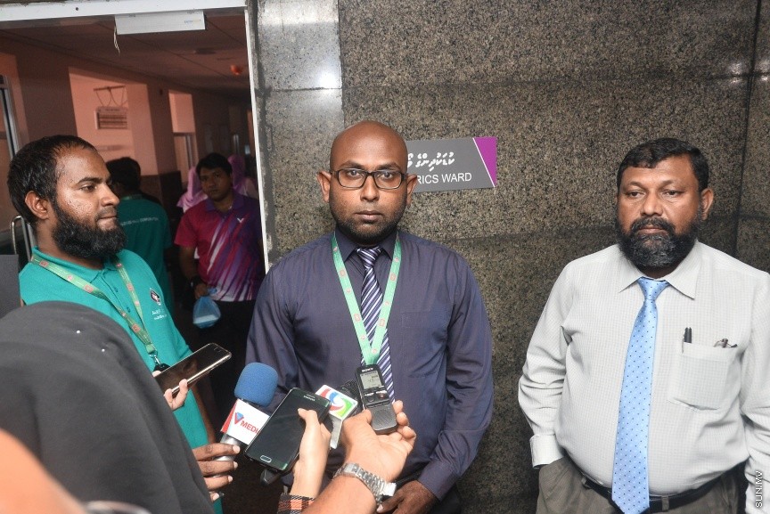 05 މާޗް 2017: ހައްޖު ކޯޕަރޭޝަނުން އައިޖީއެމްއެޗްގައި އެޑްމިޓް ކޮއްފައި ތިބި  ކުދިންނާ ބައްދަލު ކުރަނީ---ސަން ފޮޓޯ/ މުހައްމަދު އަފްރާހް