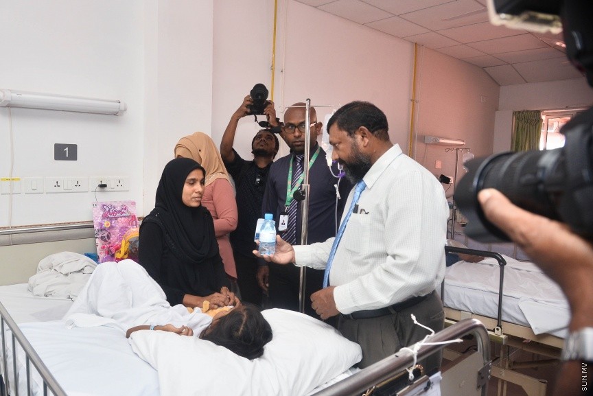 05 މާޗް 2017: ހައްޖު ކޯޕަރޭޝަނުން އައިޖީއެމްއެޗްގައި އެޑްމިޓް ކޮއްފައި ތިބި  ކުދިންނާ ބައްދަލު ކުރަނީ---ސަން ފޮޓޯ/ މުހައްމަދު އަފްރާހް