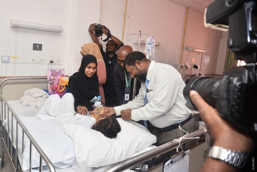 05 މާޗް 2017: ހައްޖު ކޯޕަރޭޝަނުން އައިޖީއެމްއެޗްގައި އެޑްމިޓް ކޮއްފައި ތިބި  ކުދިންނާ ބައްދަލު ކުރަނީ---ސަން ފޮޓޯ/ މުހައްމަދު އަފްރާހް