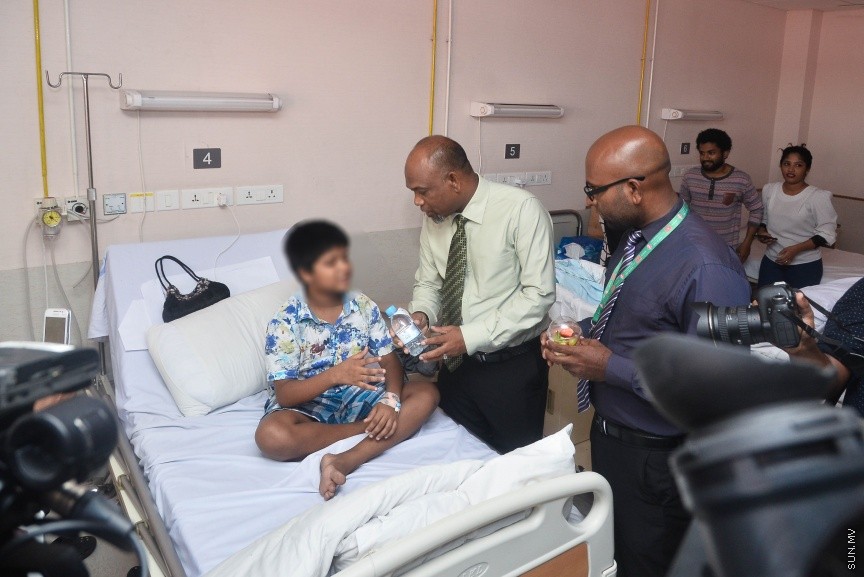 05 މާޗް 2017: ހައްޖު ކޯޕަރޭޝަނުން އައިޖީއެމްއެޗްގައި އެޑްމިޓް ކޮއްފައި ތިބި  ކުދިންނާ ބައްދަލު ކުރަނީ---ސަން ފޮޓޯ/ މުހައްމަދު އަފްރާހް
