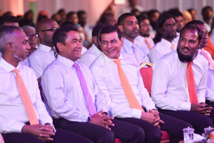 05 މާޗް 2017: އެމްޑީއޭގެ ފަރާތުން ލޯކަލް ކައުންސިލް އިންތިހާބަށް ކުރިމަތިލާ ކެނޑިޑޭޓުން ތައާރަފް ކުރުމަށް މިރޭ ދަރުބާރުގޭގައި ބޭއްވި ޖަލްސާގެ ތެރެއިން --- ސަންފޮޓޯ/ މުހައްމަދު އަފްރާހް