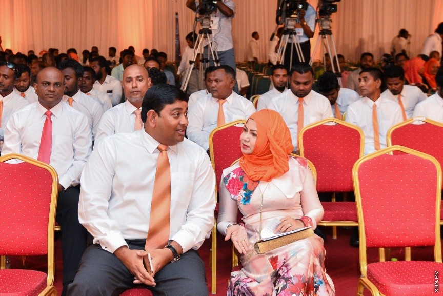 05 މާޗް 2017: އެމްޑީއޭގެ ފަރާތުން ލޯކަލް ކައުންސިލް އިންތިހާބަށް ކުރިމަތިލާ ކެނޑިޑޭޓުން ތައާރަފް ކުރުމަށް މިރޭ ދަރުބާރުގޭގައި ބޭއްވި ޖަލްސާގެ ތެރެއިން --- ސަންފޮޓޯ/ މުހައްމަދު އަފްރާހް