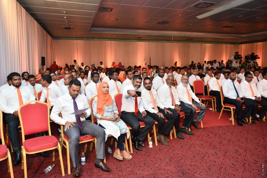 05 މާޗް 2017: އެމްޑީއޭގެ ފަރާތުން ލޯކަލް ކައުންސިލް އިންތިހާބަށް ކުރިމަތިލާ ކެނޑިޑޭޓުން ތައާރަފް ކުރުމަށް މިރޭ ދަރުބާރުގޭގައި ބޭއްވި ޖަލްސާގެ ތެރެއިން --- ސަންފޮޓޯ/ މުހައްމަދު އަފްރާހް