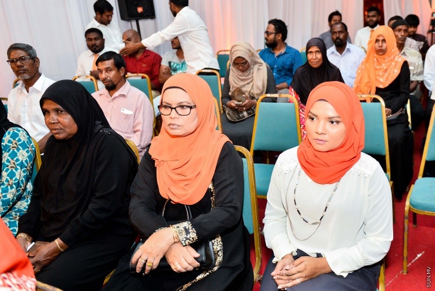 05 މާޗް 2017: އެމްޑީއޭގެ ފަރާތުން ލޯކަލް ކައުންސިލް އިންތިހާބަށް ކުރިމަތިލާ ކެނޑިޑޭޓުން ތައާރަފް ކުރުމަށް މިރޭ ދަރުބާރުގޭގައި ބޭއްވި ޖަލްސާގެ ތެރެއިން --- ސަންފޮޓޯ/ މުހައްމަދު އަފްރާހް