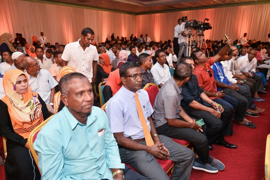 05 މާޗް 2017: އެމްޑީއޭގެ ފަރާތުން ލޯކަލް ކައުންސިލް އިންތިހާބަށް ކުރިމަތިލާ ކެނޑިޑޭޓުން ތައާރަފް ކުރުމަށް މިރޭ ދަރުބާރުގޭގައި ބޭއްވި ޖަލްސާގެ ތެރެއިން --- ސަންފޮޓޯ/ މުހައްމަދު އަފްރާހް