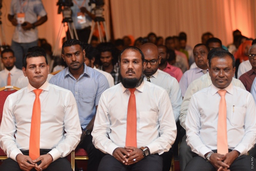 05 މާޗް 2017: އެމްޑީއޭގެ ފަރާތުން ލޯކަލް ކައުންސިލް އިންތިހާބަށް ކުރިމަތިލާ ކެނޑިޑޭޓުން ތައާރަފް ކުރުމަށް މިރޭ ދަރުބާރުގޭގައި ބޭއްވި ޖަލްސާގެ ތެރެއިން --- ސަންފޮޓޯ/ މުހައްމަދު އަފްރާހް