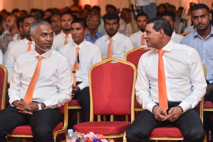 05 މާޗް 2017: އެމްޑީއޭގެ ފަރާތުން ލޯކަލް ކައުންސިލް އިންތިހާބަށް ކުރިމަތިލާ ކެނޑިޑޭޓުން ތައާރަފް ކުރުމަށް މިރޭ ދަރުބާރުގޭގައި ބޭއްވި ޖަލްސާގެ ތެރެއިން --- ސަންފޮޓޯ/ މުހައްމަދު އަފްރާހް