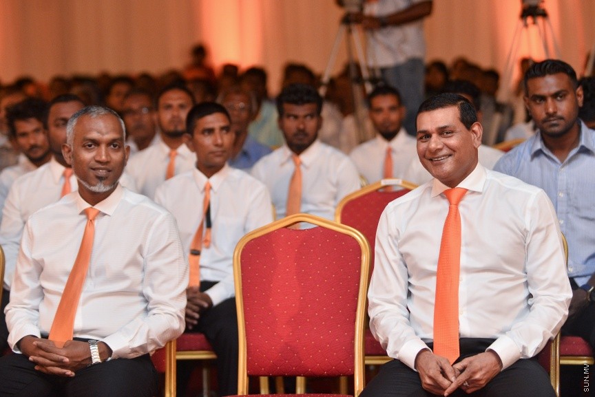 05 މާޗް 2017: އެމްޑީއޭގެ ފަރާތުން ލޯކަލް ކައުންސިލް އިންތިހާބަށް ކުރިމަތިލާ ކެނޑިޑޭޓުން ތައާރަފް ކުރުމަށް މިރޭ ދަރުބާރުގޭގައި ބޭއްވި ޖަލްސާގެ ތެރެއިން --- ސަންފޮޓޯ/ މުހައްމަދު އަފްރާހް