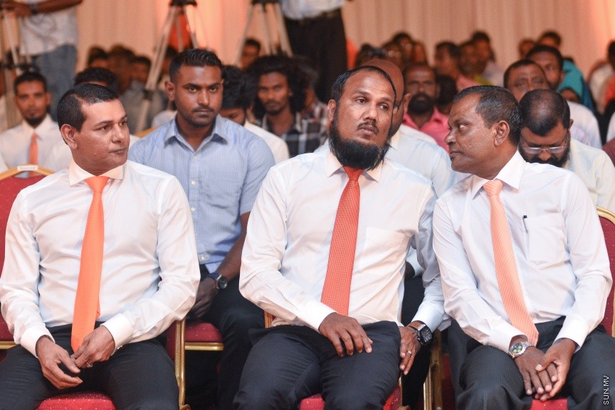 05 މާޗް 2017: އެމްޑީއޭގެ ފަރާތުން ލޯކަލް ކައުންސިލް އިންތިހާބަށް ކުރިމަތިލާ ކެނޑިޑޭޓުން ތައާރަފް ކުރުމަށް މިރޭ ދަރުބާރުގޭގައި ބޭއްވި ޖަލްސާގެ ތެރެއިން --- ސަންފޮޓޯ/ މުހައްމަދު އަފްރާހް