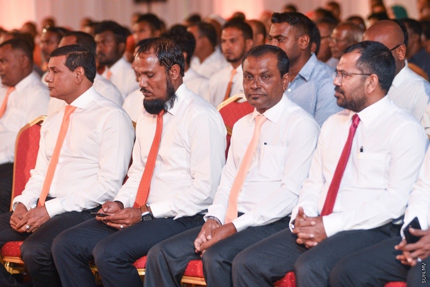 05 މާޗް 2017: އެމްޑީއޭގެ ފަރާތުން ލޯކަލް ކައުންސިލް އިންތިހާބަށް ކުރިމަތިލާ ކެނޑިޑޭޓުން ތައާރަފް ކުރުމަށް މިރޭ ދަރުބާރުގޭގައި ބޭއްވި ޖަލްސާގެ ތެރެއިން --- ސަންފޮޓޯ/ މުހައްމަދު އަފްރާހް