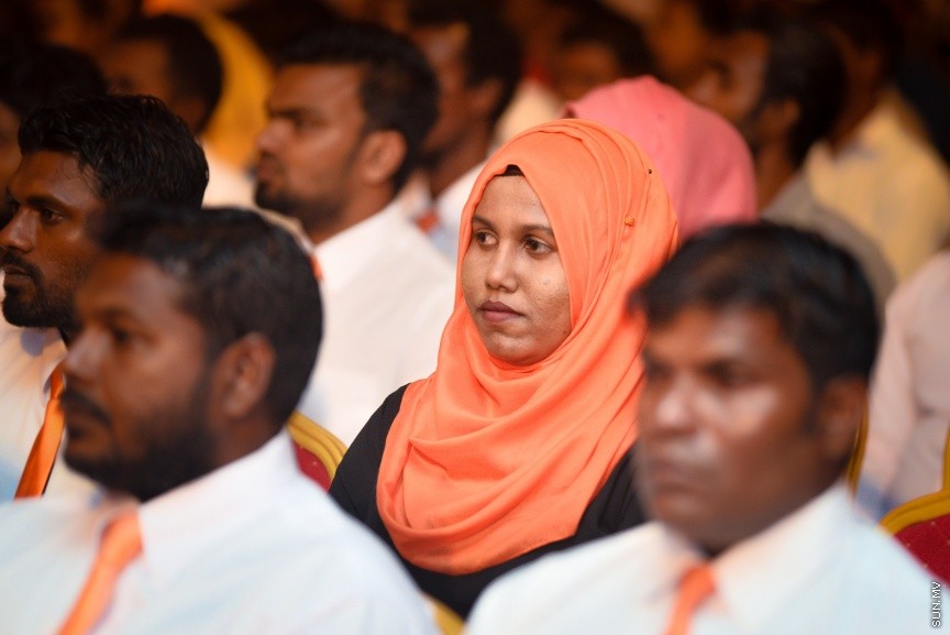 05 މާޗް 2017: އެމްޑީއޭގެ ފަރާތުން ލޯކަލް ކައުންސިލް އިންތިހާބަށް ކުރިމަތިލާ ކެނޑިޑޭޓުން ތައާރަފް ކުރުމަށް މިރޭ ދަރުބާރުގޭގައި ބޭއްވި ޖަލްސާގެ ތެރެއިން --- ސަންފޮޓޯ/ މުހައްމަދު އަފްރާހް