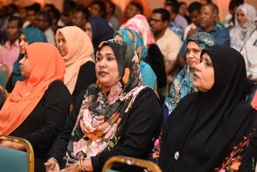 05 މާޗް 2017: އެމްޑީއޭގެ ފަރާތުން ލޯކަލް ކައުންސިލް އިންތިހާބަށް ކުރިމަތިލާ ކެނޑިޑޭޓުން ތައާރަފް ކުރުމަށް މިރޭ ދަރުބާރުގޭގައި ބޭއްވި ޖަލްސާގެ ތެރެއިން --- ސަންފޮޓޯ/ މުހައްމަދު އަފްރާހް