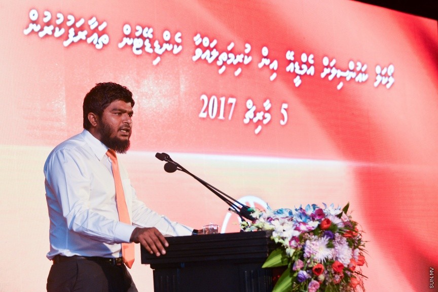 05 މާޗް 2017: އެމްޑީއޭގެ ފަރާތުން ލޯކަލް ކައުންސިލް އިންތިހާބަށް ކުރިމަތިލާ ކެނޑިޑޭޓުން ތައާރަފް ކުރުމަށް މިރޭ ދަރުބާރުގޭގައި ބޭއްވި ޖަލްސާގެ ތެރެއިން --- ސަންފޮޓޯ/ މުހައްމަދު އަފްރާހް