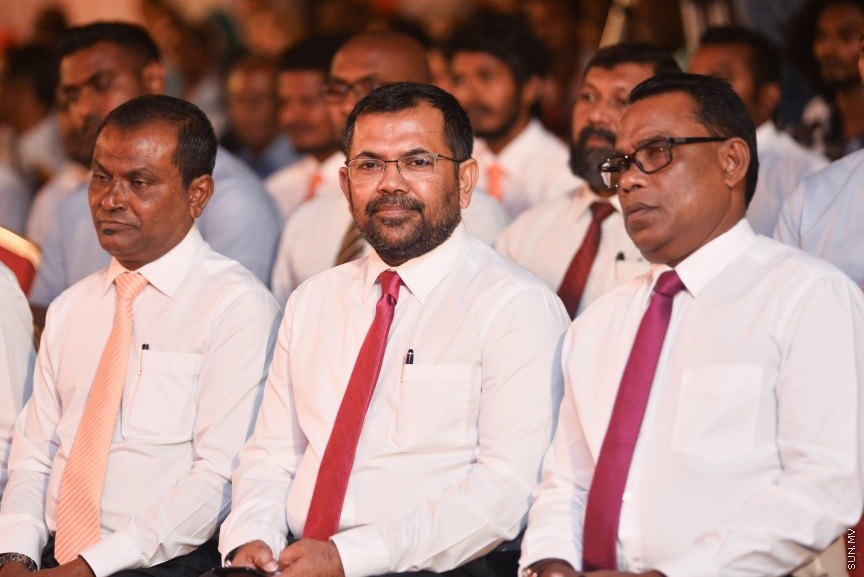 05 މާޗް 2017: އެމްޑީއޭގެ ފަރާތުން ލޯކަލް ކައުންސިލް އިންތިހާބަށް ކުރިމަތިލާ ކެނޑިޑޭޓުން ތައާރަފް ކުރުމަށް މިރޭ ދަރުބާރުގޭގައި ބޭއްވި ޖަލްސާގެ ތެރެއިން --- ސަންފޮޓޯ/ މުހައްމަދު އަފްރާހް