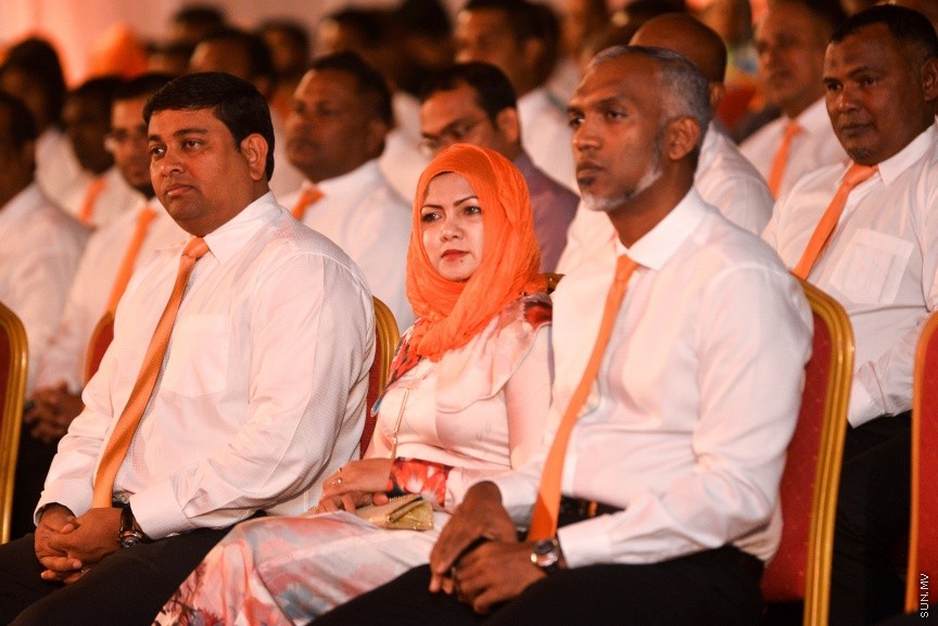 05 މާޗް 2017: އެމްޑީއޭގެ ފަރާތުން ލޯކަލް ކައުންސިލް އިންތިހާބަށް ކުރިމަތިލާ ކެނޑިޑޭޓުން ތައާރަފް ކުރުމަށް މިރޭ ދަރުބާރުގޭގައި ބޭއްވި ޖަލްސާގެ ތެރެއިން --- ސަންފޮޓޯ/ މުހައްމަދު އަފްރާހް