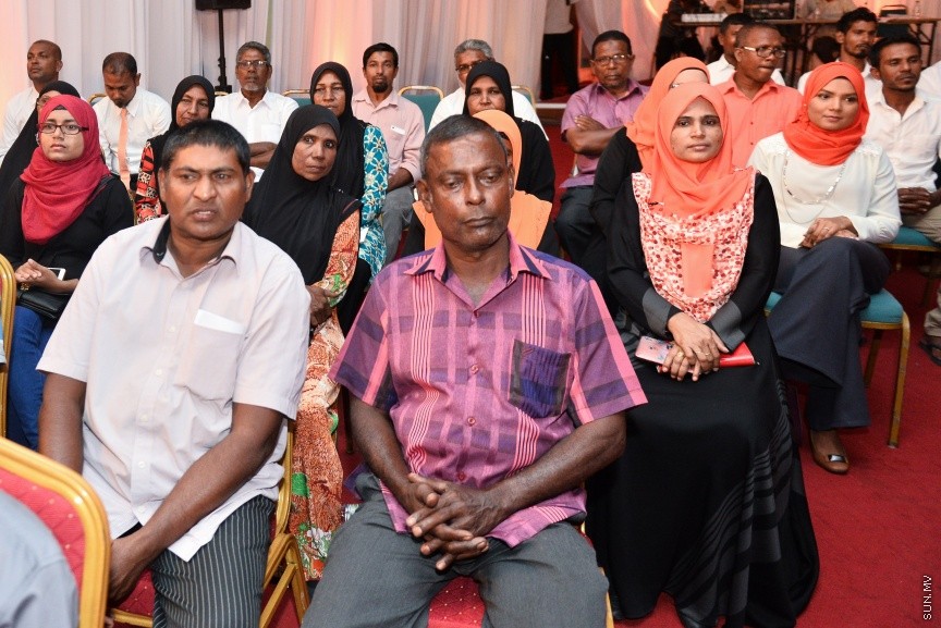 05 މާޗް 2017: އެމްޑީއޭގެ ފަރާތުން ލޯކަލް ކައުންސިލް އިންތިހާބަށް ކުރިމަތިލާ ކެނޑިޑޭޓުން ތައާރަފް ކުރުމަށް މިރޭ ދަރުބާރުގޭގައި ބޭއްވި ޖަލްސާގެ ތެރެއިން --- ސަންފޮޓޯ/ މުހައްމަދު އަފްރާހް
