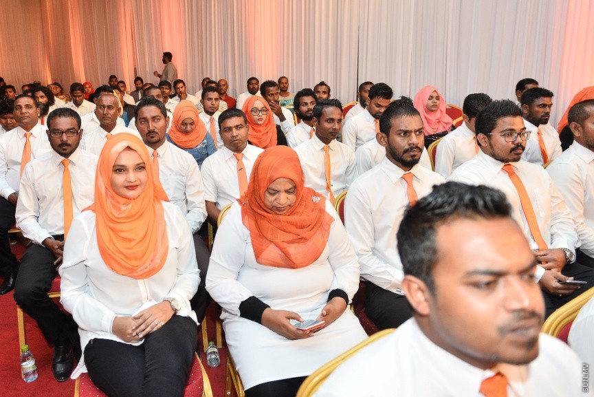 05 މާޗް 2017: އެމްޑީއޭގެ ފަރާތުން ލޯކަލް ކައުންސިލް އިންތިހާބަށް ކުރިމަތިލާ ކެނޑިޑޭޓުން ތައާރަފް ކުރުމަށް މިރޭ ދަރުބާރުގޭގައި ބޭއްވި ޖަލްސާގެ ތެރެއިން --- ސަންފޮޓޯ/ މުހައްމަދު އަފްރާހް