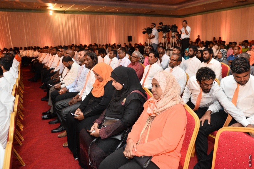 05 މާޗް 2017: އެމްޑީއޭގެ ފަރާތުން ލޯކަލް ކައުންސިލް އިންތިހާބަށް ކުރިމަތިލާ ކެނޑިޑޭޓުން ތައާރަފް ކުރުމަށް މިރޭ ދަރުބާރުގޭގައި ބޭއްވި ޖަލްސާގެ ތެރެއިން --- ސަންފޮޓޯ/ މުހައްމަދު އަފްރާހް