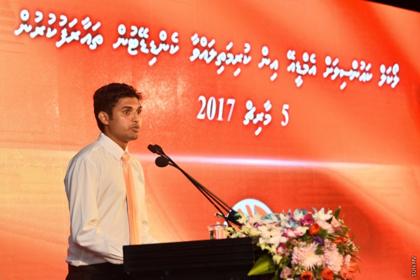05 މާޗް 2017: އެމްޑީއޭގެ ފަރާތުން ލޯކަލް ކައުންސިލް އިންތިހާބަށް ކުރިމަތިލާ ކެނޑިޑޭޓުން ތައާރަފް ކުރުމަށް މިރޭ ދަރުބާރުގޭގައި ބޭއްވި ޖަލްސާގެ ތެރެއިން --- ސަން ފޮޓޯ/ މުހައްމަދު އަފްރާހް
