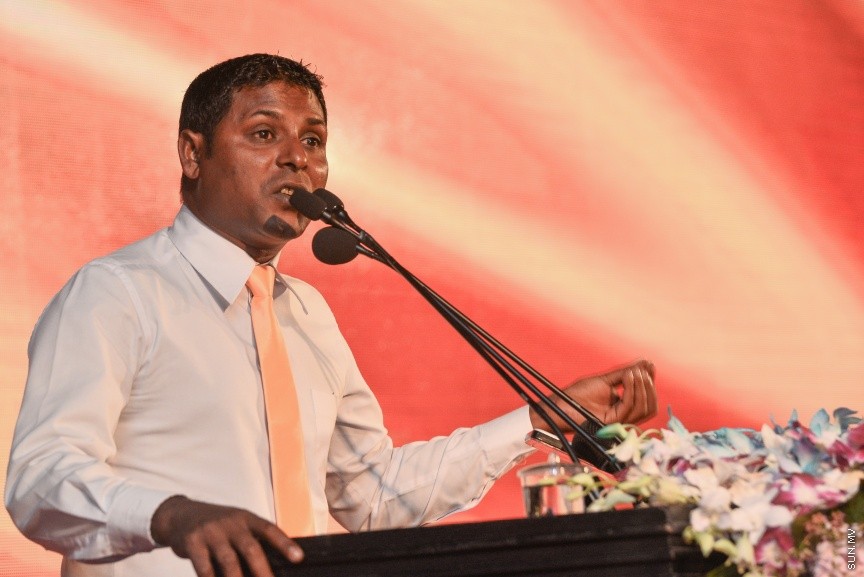05 މާޗް 2017: އެމްޑީއޭގެ ފަރާތުން ލޯކަލް ކައުންސިލް އިންތިހާބަށް ކުރިމަތިލާ ކެނޑިޑޭޓުން ތައާރަފް ކުރުމަށް މިރޭ ދަރުބާރުގޭގައި ބޭއްވި ޖަލްސާގެ ތެރެއިން --- ސަންފޮޓޯ/ މުހައްމަދު އަފްރާހް