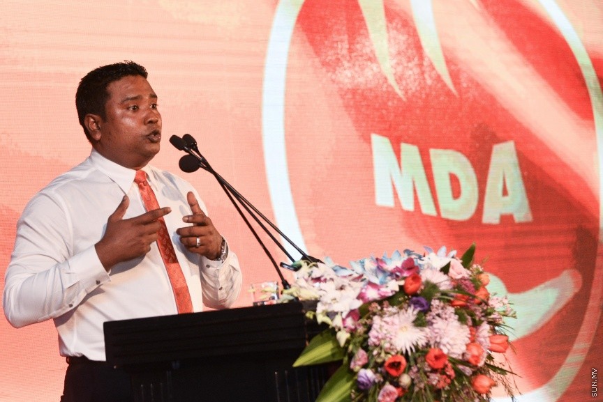05 މާޗް 2017: އެމްޑީއޭގެ ފަރާތުން ލޯކަލް ކައުންސިލް އިންތިހާބަށް ކުރިމަތިލާ ކެނޑިޑޭޓުން ތައާރަފް ކުރުމަށް މިރޭ ދަރުބާރުގޭގައި ބޭއްވި ޖަލްސާގެ ތެރެއިން --- ސަންފޮޓޯ/ މުހައްމަދު އަފްރާހް
