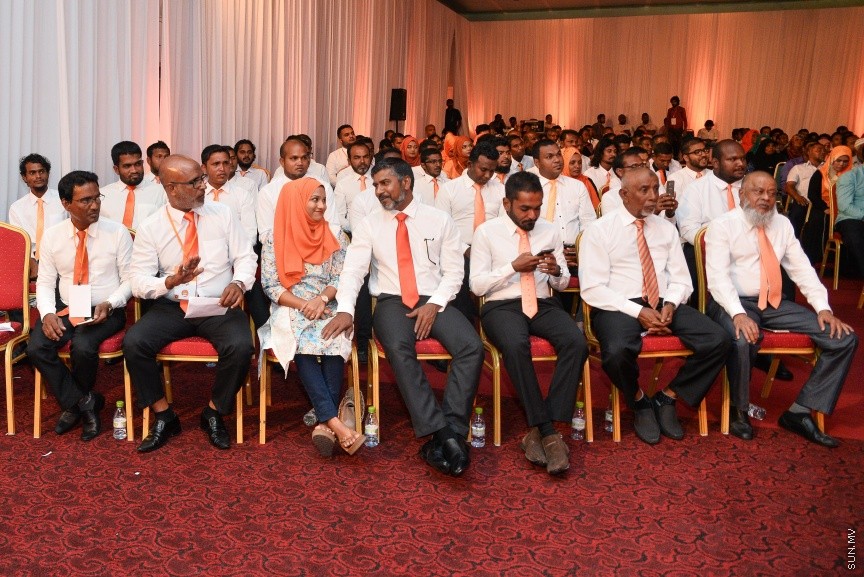05 މާޗް 2017: އެމްޑީއޭގެ ފަރާތުން ލޯކަލް ކައުންސިލް އިންތިހާބަށް ކުރިމަތިލާ ކެނޑިޑޭޓުން ތައާރަފް ކުރުމަށް މިރޭ ދަރުބާރުގޭގައި ބޭއްވި ޖަލްސާގެ ތެރެއިން --- ސަންފޮޓޯ/ މުހައްމަދު އަފްރާހް