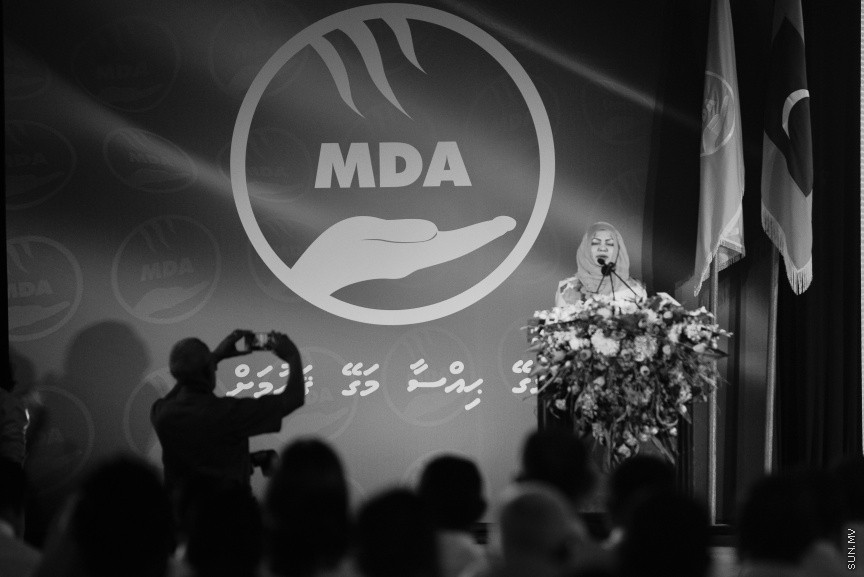 05 މާޗް 2017: އެމްޑީއޭގެ ފަރާތުން ލޯކަލް ކައުންސިލް އިންތިހާބަށް ކުރިމަތިލާ ކެނޑިޑޭޓުން ތައާރަފް ކުރުމަށް މިރޭ ދަރުބާރުގޭގައި ބޭއްވި ޖަލްސާގެ ތެރެއިން --- ސަންފޮޓޯ/ މުހައްމަދު އަފްރާހް