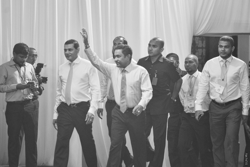 05 މާޗް 2017: އެމްޑީއޭގެ ފަރާތުން ލޯކަލް ކައުންސިލް އިންތިހާބަށް ކުރިމަތިލާ ކެނޑިޑޭޓުން ތައާރަފް ކުރުމަށް މިރޭ ދަރުބާރުގޭގައި ބޭއްވި ޖަލްސާގެ ތެރެއިން --- ސަންފޮޓޯ/ މުހައްމަދު އަފްރާހް