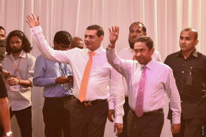 05 މާޗް 2017: އެމްޑީއޭގެ ފަރާތުން ލޯކަލް ކައުންސިލް އިންތިހާބަށް ކުރިމަތިލާ ކެނޑިޑޭޓުން ތައާރަފް ކުރުމަށް މިރޭ ދަރުބާރުގޭގައި ބޭއްވި ޖަލްސާގެ ތެރެއިން --- ސަންފޮޓޯ/ މުހައްމަދު އަފްރާހް
