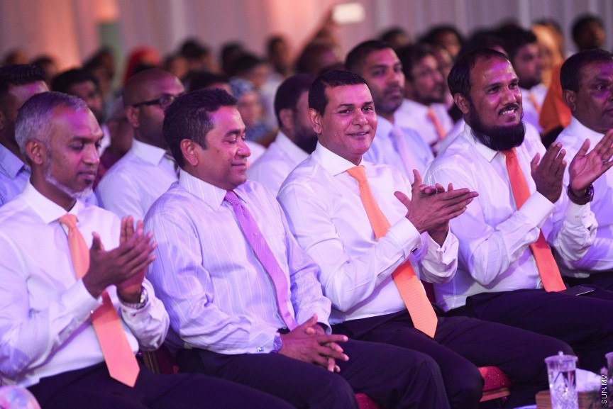 05 މާޗް 2017: އެމްޑީއޭގެ ފަރާތުން ލޯކަލް ކައުންސިލް އިންތިހާބަށް ކުރިމަތިލާ ކެނޑިޑޭޓުން ތައާރަފް ކުރުމަށް މިރޭ ދަރުބާރުގޭގައި ބޭއްވި ޖަލްސާގެ ތެރެއިން --- ސަންފޮޓޯ/ މުހައްމަދު އަފްރާހް